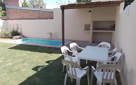 Alojamiento con pileta Mesas